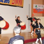 「琉球國祭り太鼓」の皆さんいよる祝いの演舞